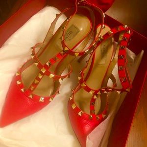 ROCKSTUD GRAINY CALFSKIN ANKLE STRAP PUMP